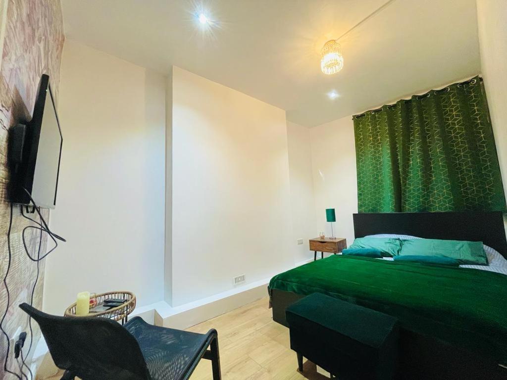 Luxury With Private Jacuzzi Hot Tub & Sauna Londen